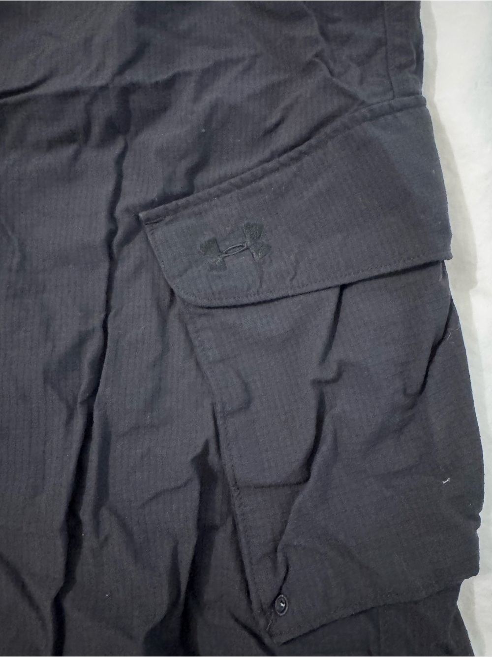 Men's Black Under Armor Cargo Shorts - Lightweight Utility Style - Picture 3 of 4